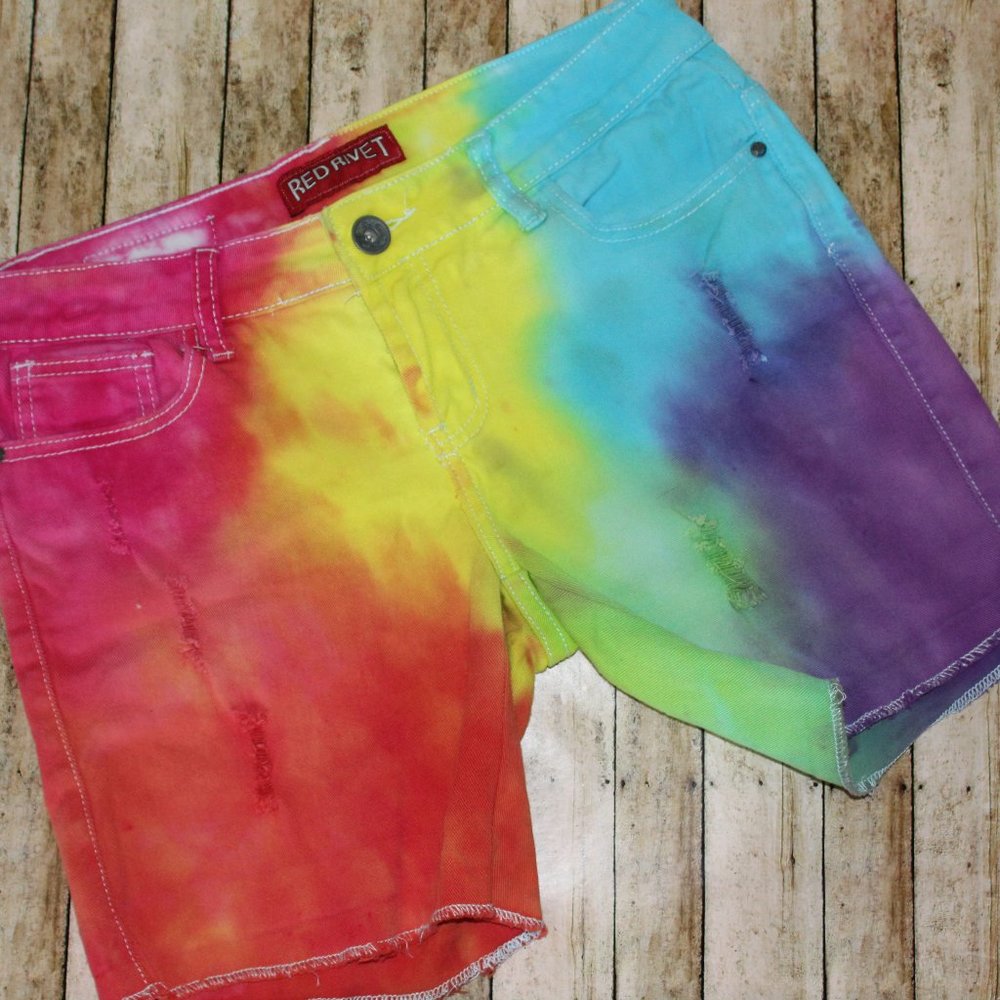TIE DYE SHORTS Size 9 Red Velvet